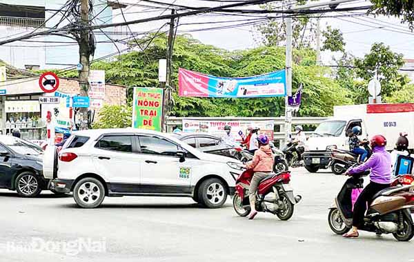 Ngã ba cầu Săn Máu - “cửa ngõ” đi từ đường Nguyễn Ái Quốc vào đường Nguyễn Phúc Chu đến trung tâm P.Trảng Dài thường xuyên đông đúc người và phương tiện lưu thông vào giờ cao điểm