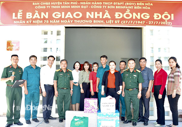 Bàn giao nhà đồng đội cho gia đình đồng chí Nguyễn Văn Tấn, ngụ xã Phú Lập, H.Tân Phú