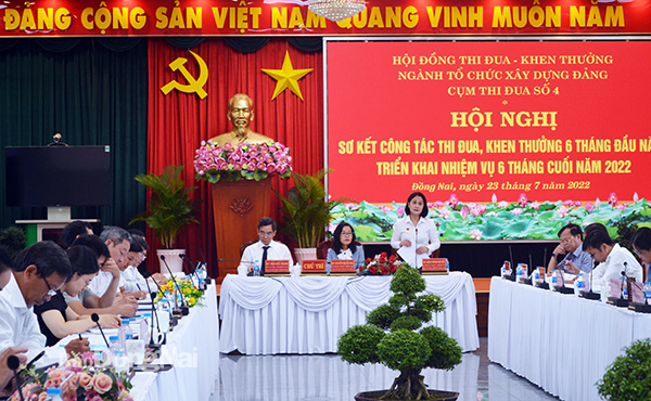 Ủy viên Ban TVTU, Trưởng ban Tổ chức Tỉnh ủy Đặng Minh Nguyệt thảo luận tại hội nghị. Ảnh: Phương Hằng