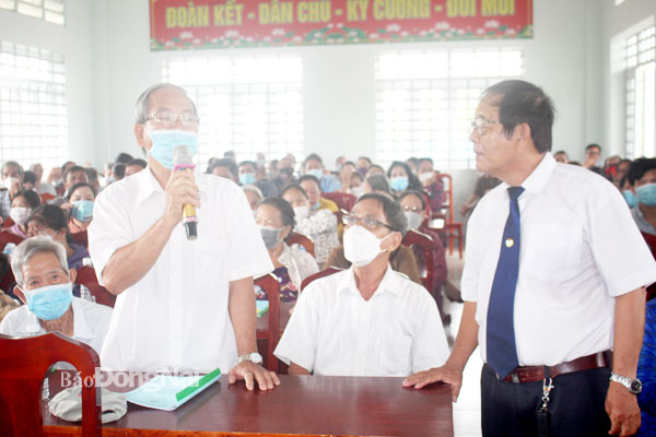 Luật sư Nguyễn Đức, Hội Luật gia tỉnh (bìa phải), lắng nghe để giải đáp thắc mắc về chính sách ưu đãi người có công theo quy định hiện hành cho người dân xã Phú Lợi (H.Định Quán) tại buổi tuyên truyền pháp luật. Ảnh: Đoàn Phú