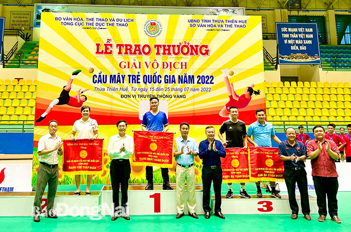 Đại diện cầu mây Đồng Nai (thứ ba từ phải qua) nhận cờ hạng ba toàn đoàn 