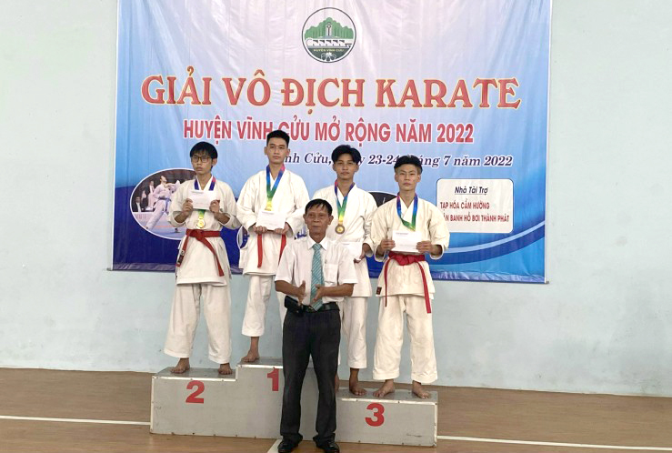 Ban tổ chức trao huy chương cho các VĐV giành thứ hạng cao tại giải