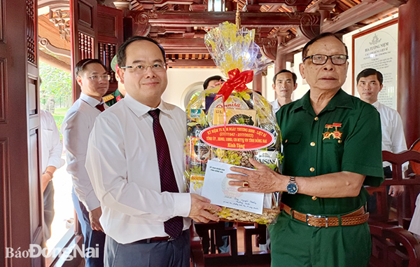 Phó bí thư Tỉnh ủy, Trưởng đoàn đại biểu Quốc hội tỉnh Quản Minh Cường thăm hỏi và tặng quà cho gia đình có công với cách mạng ở TP.Long Khánh