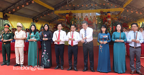 Đoàn dâng hương tại Nghĩa trang liệt sĩ H.Long Thành