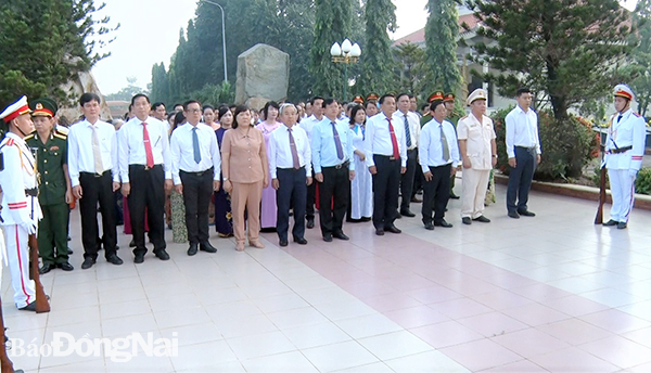 Đoàn viếng Nghĩa trang liệt sĩ huyện Vĩnh Cửu. Ảnh: Quang Huy