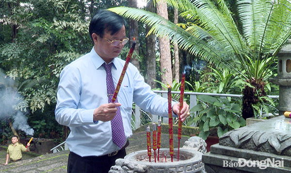 Chủ tịch UBND tỉnh thắp hương tại di tích Trung ương cục Miền Nam
