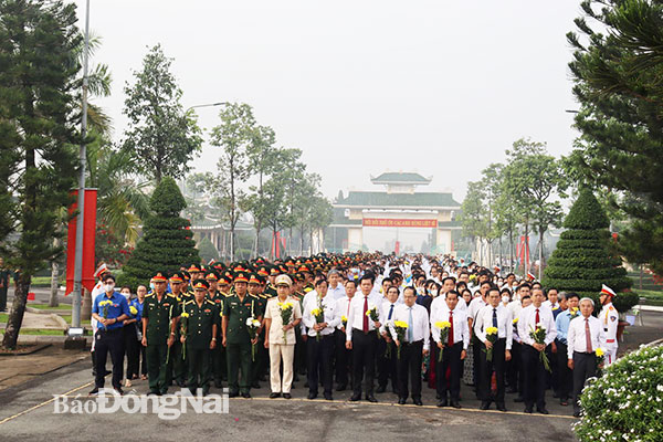 Đoàn đại biểu dâng hương viếng liệt sĩ