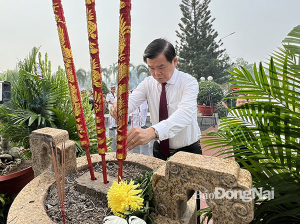 Bí thư Tỉnh ủy Nguyễn Hồng Lĩnh dâng hương viếng liệt sĩ tại Đài liệt sĩ Nghĩa trang liệt sĩ tỉnh
