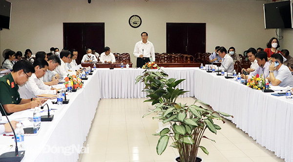 Phó chủ tịch UBND tỉnh Võ Văn Phi phát biểu chỉ đạo tại cuộc họp. Ảnh: Hương Giang