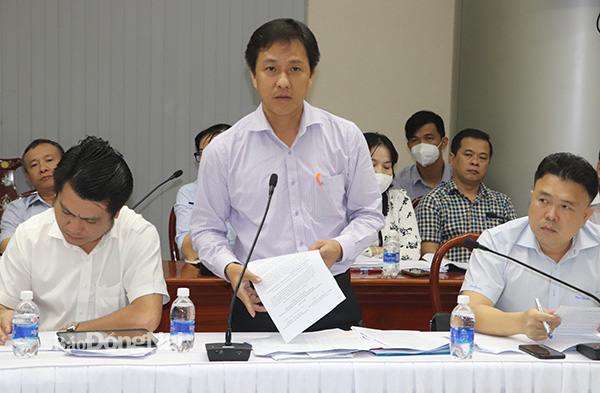 Phó chủ tịch UBND H.Nhơn Trạch Nguyễn Hữu Thành nêu ý kiến tại cuộc họp. Ảnh: Hương Giang