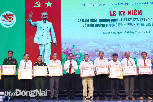 Chủ tịch HĐND tỉnh Thái Bảo trao Bằng khen của UBND tỉnh cho cá nhân người có công tiêu biểu