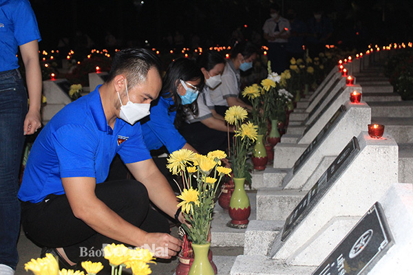 Đoàn viên thanh niên dâng hương trên các phần mộ liệt sĩ. Ảnh: Nga Sơn