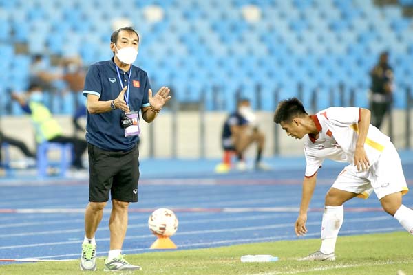 HLV Đinh Thế Nam phải thử nghiệm nhiều hơn về cả con người lẫn lối chơi cho đội tuyển U.19 Việt Nam