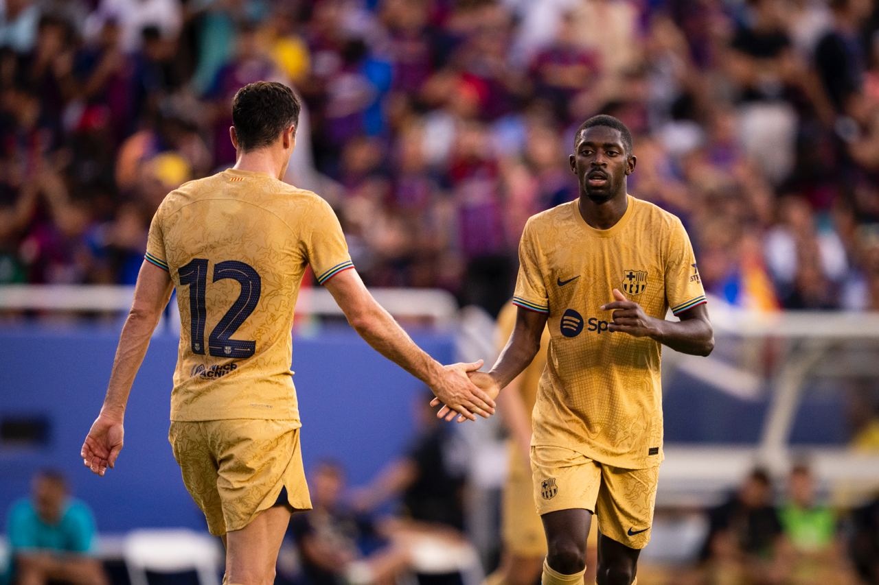 Dembele (phải) hoàn tất cú đúp bàn thắng ngay trong hiệp 1 cho Barcelona. Ảnh: AFP