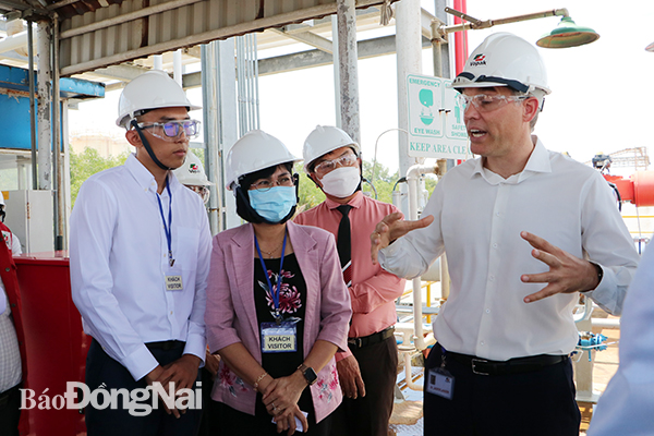 Đại diện Công ty TNHH Vopak giới thiệu về hoạt động của cầu cảng phục vụ nhập khẩu các mặt hàng hóa chất, dung môi của doanh nghiệp tại H.Nhơn Trạch.