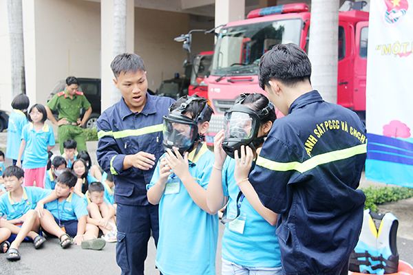 Học sinh trải nghiệm đeo mặt nạ chống độc khi tham gia phòng cháy, chữa cháy