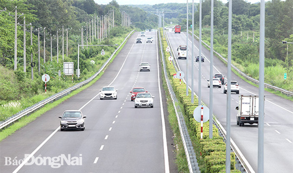 Đường cao tốc TP.HCM - Long Thành - Dầu Giây là một trong những dự án hạ tầng liên kết vùng Đông Nam bộ đã hoàn thành xây dựng và mang lại hiệu quả cao trong thúc đẩy phát triển kinh tế - xã hội của vùng. Ảnh: P.Tùng