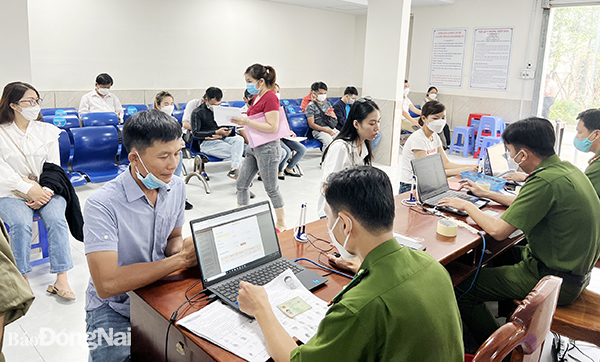 Người dân làm thủ tục cấp căn cước công dân tại Phòng Cảnh sát quản lý hành chính về trật tự xã hội Công an tỉnh. Ảnh: K.Liễu