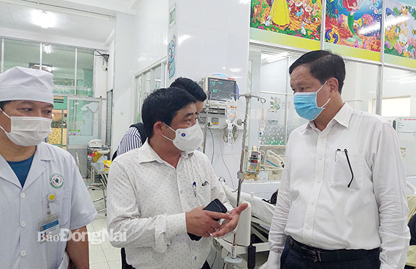 Đeo khẩu trang khi tiếp xúc để phòng bệnh Covid-19. Ảnh: Hạnh Dung