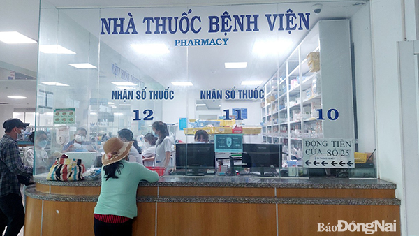 Bệnh nhân mua thuốc tại nhà thuốc bệnh viện (Ảnh minh họa)