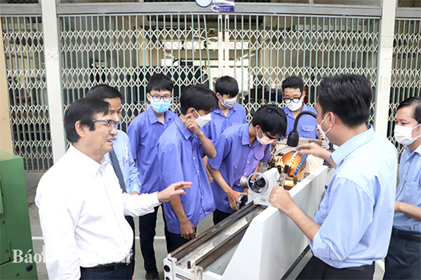 Phó chủ tịch UBND tỉnh Nguyễn Sơn Hùng thăm xưởng thực hành nghề cơ khí của Trường cao đẳng Công nghệ cao Đồng Nai