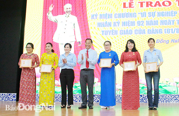 Ủy viên Ban TVTU, Trưởng ban Tuyên giáo Tỉnh ủy Phạm Xuân Hà và Phó trưởng ban thường trực Ban Tuyên giáo Tỉnh ủy Nguyễn Thị Hồng Trang trao kỷ niệm chương Vì sự nghiệp Tuyên giáo cho các cán bộ tuyên giáo trong tỉnh