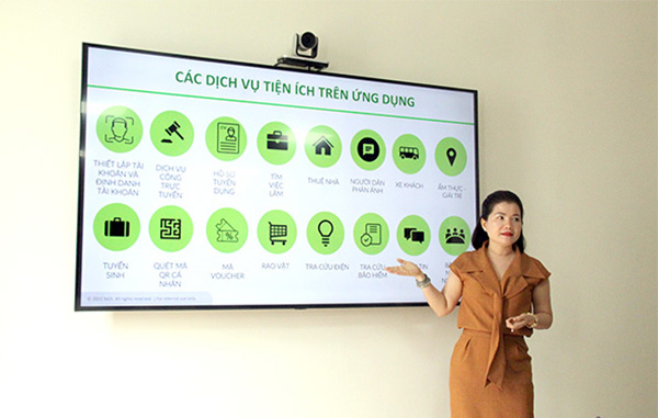 Đại diện Liên minh công nghệ Saigon Tel - NGS chia sẻ các dịch vụ tiện ích trên ứng dụng Đồng Nai CĐS. Ảnh: Hải Quân