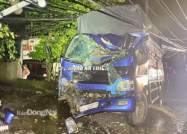 Xe tải tông gãy cột điện gây mất điện diện rộng tại huyện Tân Phú