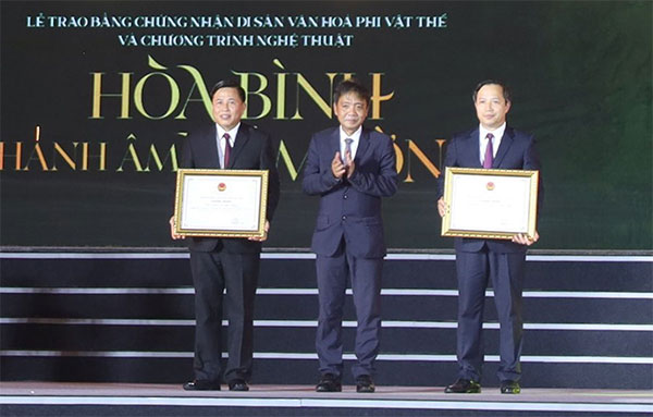 Đồng chí Hoàng Đạo Cương, Thứ trưởng Bộ VH-TT&DL trao Bằng chứng nhận Di sản văn hoá phi vật thể quốc gia cho Tri thức dân gian Lịch tre và Lễ hội truyền thống Khai Hạ của người Mường tỉnh Hoà Bình.