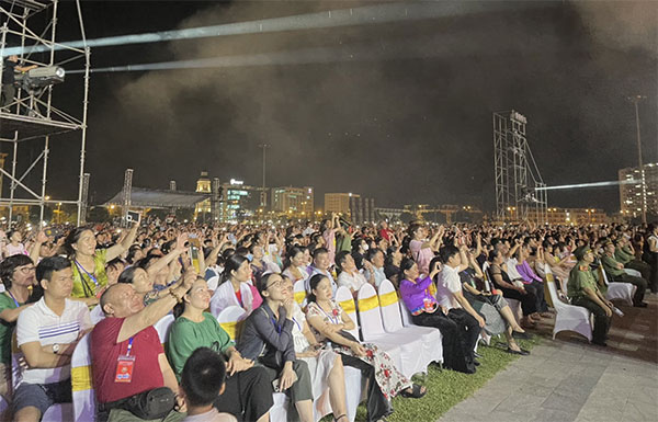 Đông đảo người dân theo dõi trực tiếp Chương trình tại Quảng trường Hòa Bình.