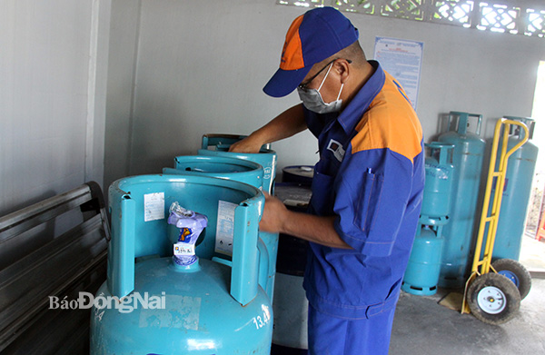 Giá gas bán lẻ tiếp tục giảm từ đầu tháng 8-2022. Ảnh: Hải Hà