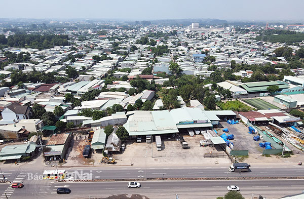 Điểm đầu dự án đường cao tốc Biên Hòa - Vũng Tàu giai đoạn 1 giao với đường Võ Nguyên Giáp có mật đô dân cư rất đông. Ảnh: Phạm Tùng