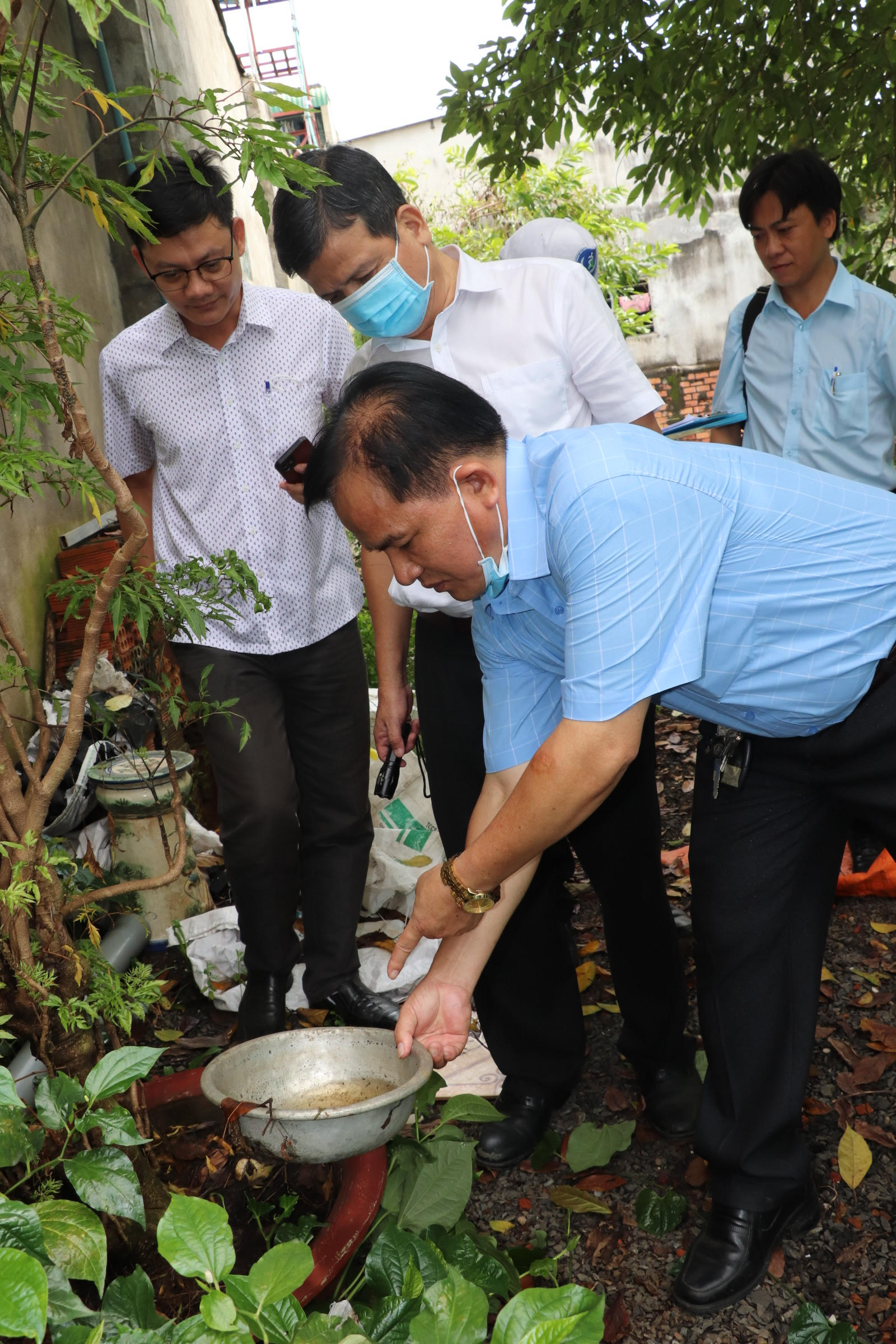 Phó giám đốc Sở Y tế Nguyễn Hữu Tài cùng đoàn công tác Sở Y tế kiểm tra dụng cụ chứa nước tại 1 hộ gia đình ở xã Gia Tân 2. Ảnh: H.Yến