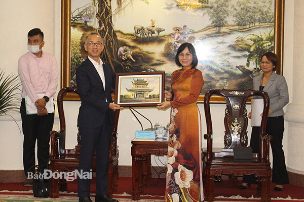 Phó chủ tịch UBND tỉnh Nguyễn thị Hoàng tặng quà lưu niệm cho ông Yuhiko Matsuda và đoàn công tác của tỉnh Emihe. Ảnh: Vương Thế