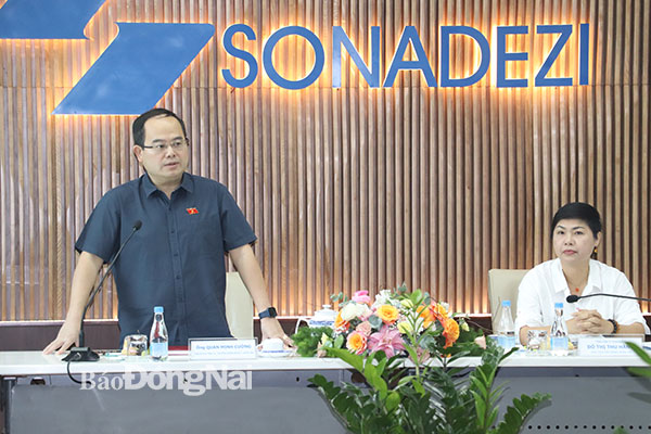 Đồng chí Quản Minh Cường, Phó Bí thư Tỉnh ủy, Trưởng đoàn đại biểu Quốc hội tỉnh phát biểu tại buổi giám sát. Ảnh: Hương Giang