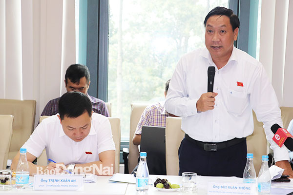 Phó trưởng đoàn chuyên trách ĐBQH tỉnh Bùi Xuân Thống phát biểu tại buổi giám sát. Ảnh: Hương Giang