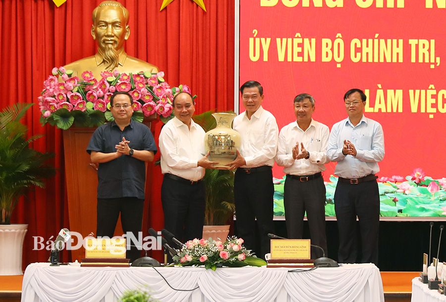 Chủ tịch nước Nguyễn Xuân Phúc tặng quà cho tỉnh Đồng Nai