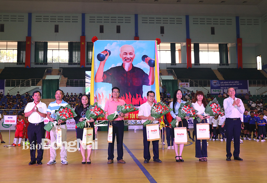 Chủ nhiệm Ủy ban Kiểm tra Tỉnh ủy Huỳnh Thanh Bình và Phó tổng biên tập Báo Đồng Nai tặng hoa, quà cho các nhà tài trợ