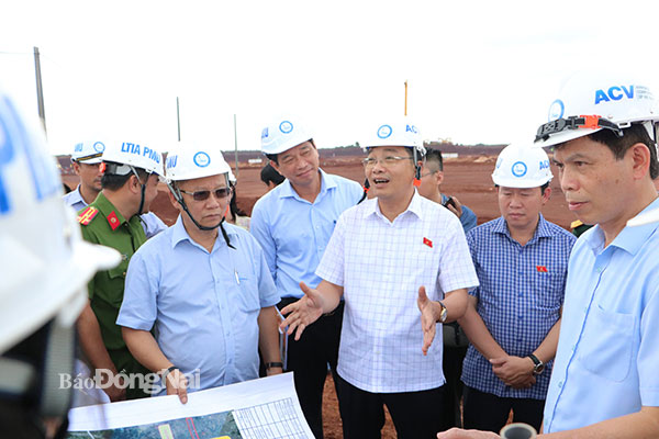 Lãnh đạo ACV báo cáo tiến độ dự án thành phần 3 với đoàn giám sát Ủy ban Kinh tế của Quốc hội tại công trường dự án. Ảnh: Phạm Tùng