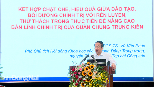 PGS-TS.Vũ Văn Phúc, Phó chủ tịch Hội đồng khoa học các cơ quan Đảng Trung ương trình bày tham luận tại hội thảo