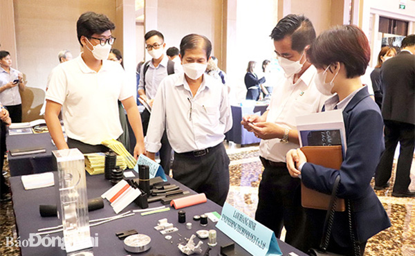 Các doanh nghiệp Nhật Bản, Đồng Nai tìm hiểu sản phẩm của nhau để liên kết sản xuất và xuất khẩu. Ảnh: K.Minh