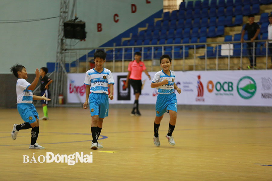 Cầu thủ U.11 Tân Phú ăn mừng khi ghi bàn rút  ngắn tỷ số