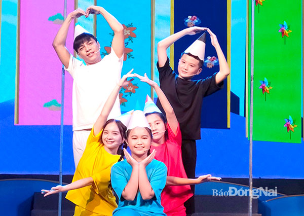 Tiết mục Những cây bút chì màu. Ảnh: Trí Trọng