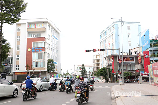 Phần lớn các công trình trụ sở cơ quan hành chính trên địa bàn TP.Biên Hòa đều đang được xây dựng theo lối tư duy kiến trúc cũ, nặng về ngôn ngữ bê tông khối vuông. Ảnh: Phạm Tùng