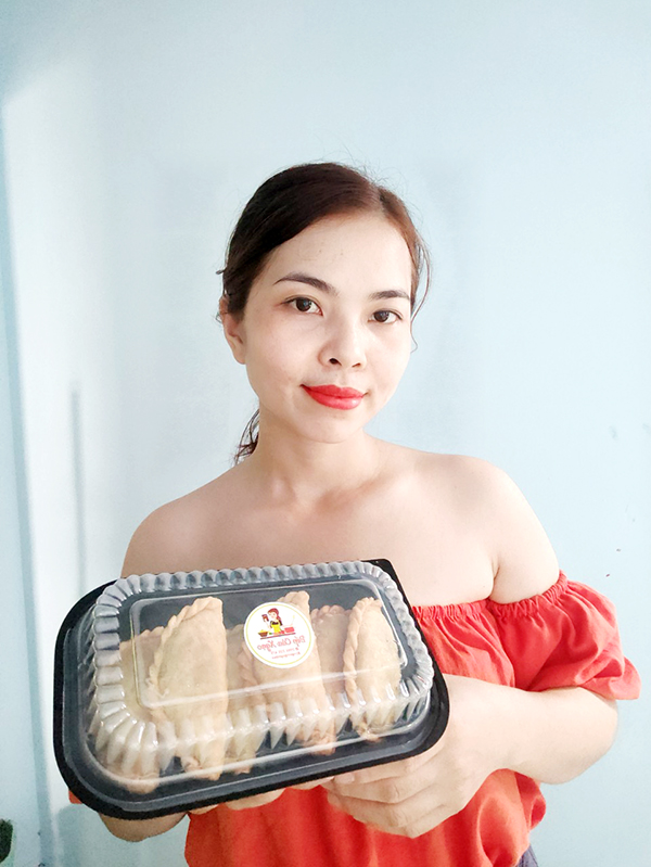 Chị Nguyễn Bảo Ngọc (xã Phước Thái, H.Long Thành) với những món bánh do chính tay chị chế biến