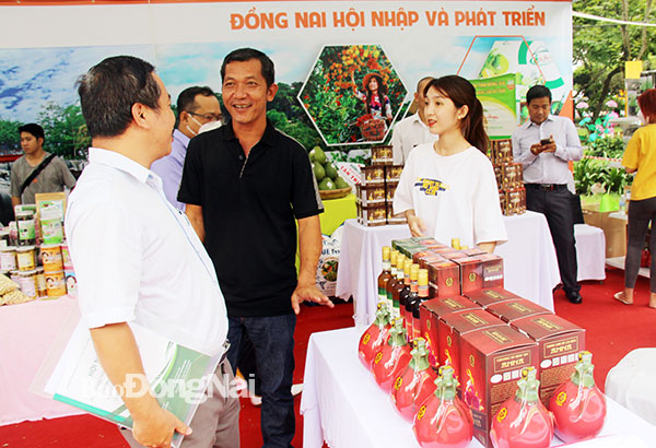 Gian hàng chung trưng bày, giới thiệu các sản phẩm của Đồng Nai. Ảnh: Hải Quân