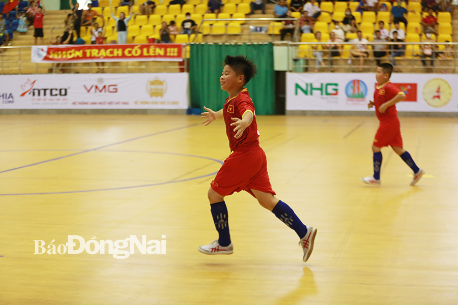Nguyễn Phi Tân (10, U.11 Nhơn Trạch) là ngôi sao sáng nhất trong trận - ghi dược 4 bàn thắng