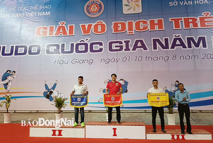 Đại diện judo Đồng Nai trên bục nhận cờ hạng nhất nhóm lứa tuổi 12-13 và 14-15