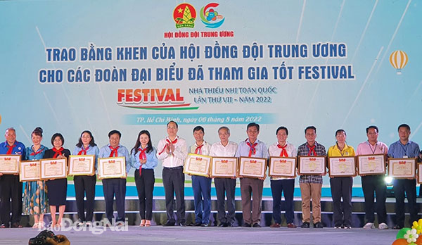 Đại diện Nhà thiếu nhi tỉnh Đồng Nai (thứ 2 từ phải sang) được Hội đồng Đội Trung ương tặng bằng khen. Ảnh: Nhà thiếu nhi tỉnh Đồng Nai
