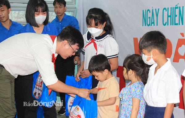 Anh Võ Văn Trung, Phó bí thư thường trực Tỉnh đoàn, Chủ tịch Hội đồng Đội tỉnh trao quà cho các em thiếu nhi có hoàn cảnh khó khăn của TP.Biên Hòa. Ảnh: Nga Sơn